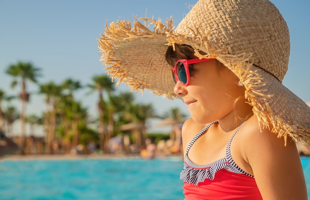 Jovem relaxante na piscina