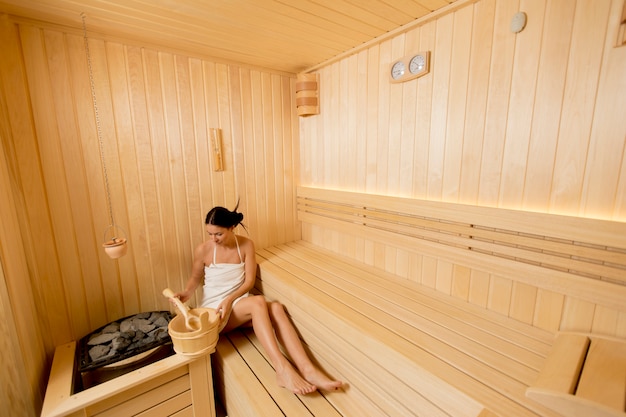 Jovem relaxante na sauna