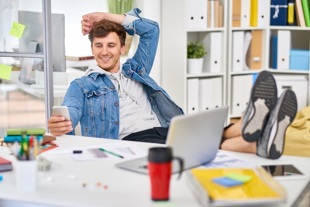 Foto jovem relaxante no escritório