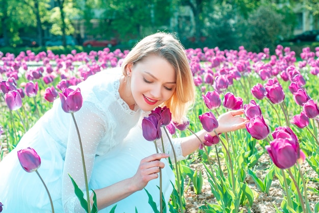 Jovem relaxante nos campos de tulipas