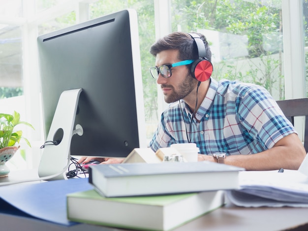 Jovem relaxe em casa com fone de ouvido