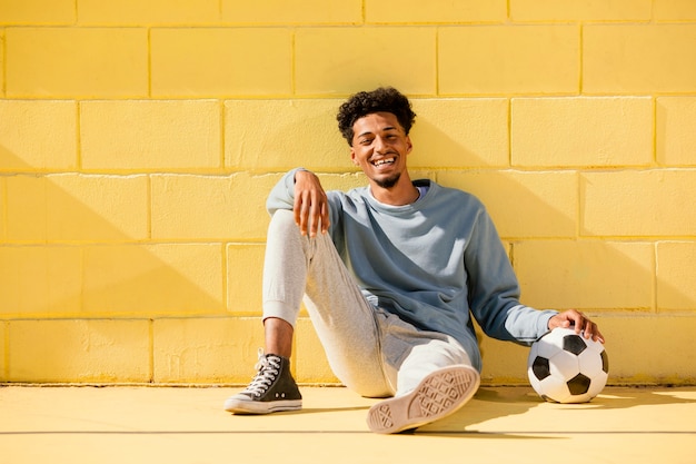 Foto jovem retrato com bola de futebol