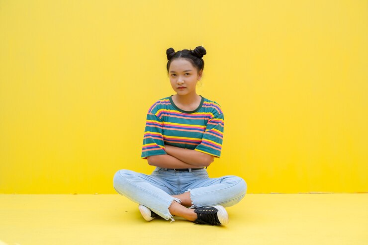 Foto jovem retrato em fundo amarelo menina asiática