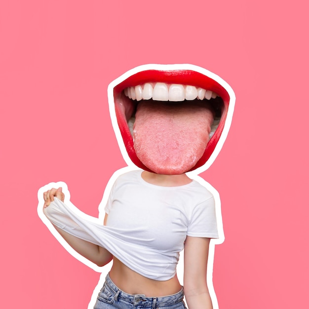 Foto jovem ridícula liderada por boca grande mostra a língua fazendo careta e puxando sua camiseta branca