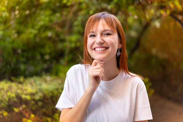 Jovem ruiva bonita ao ar livre Com expressão feliz