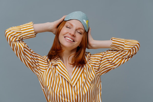 Jovem ruiva feliz teve bastante sono