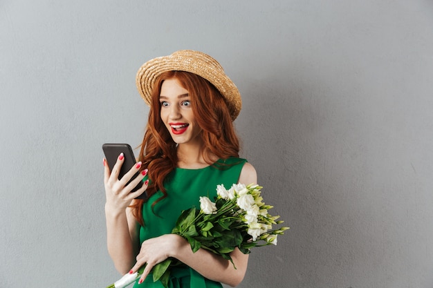 Jovem ruiva surpresa com flores conversando