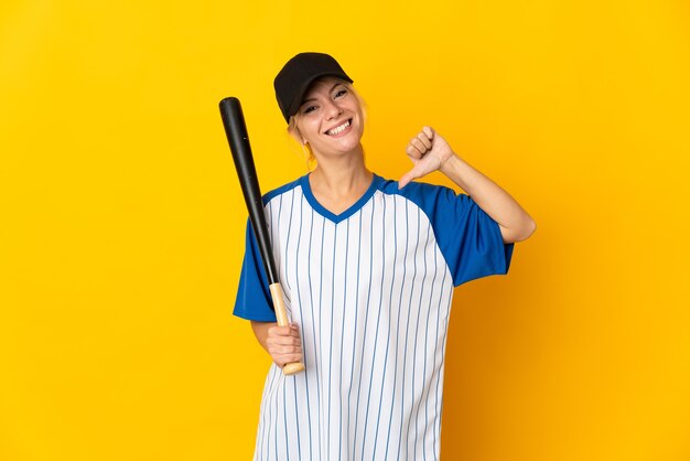 Jovem russa isolada em um fundo amarelo jogando beisebol e orgulhosa