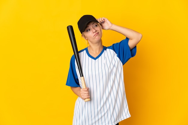 Jovem russa isolada em um fundo amarelo jogando beisebol e tendo dúvidas com a expressão facial confusa