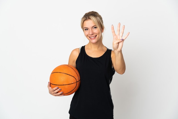 Jovem russa jogando basquete isolado no branco feliz e contando quatro com os dedos