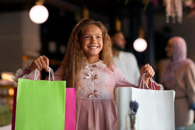 Jovem saiu para uma sessão de compras com os pais