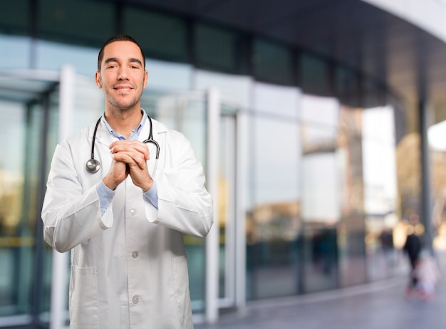 Jovem satisfeito fazendo um gesto de trabalho em equipe