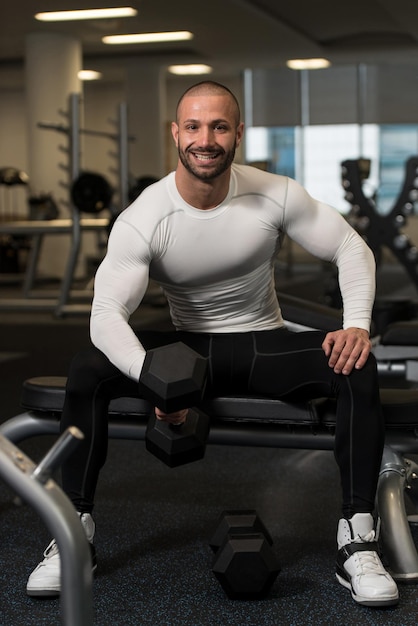 Jovem saudável fazendo exercício para bíceps