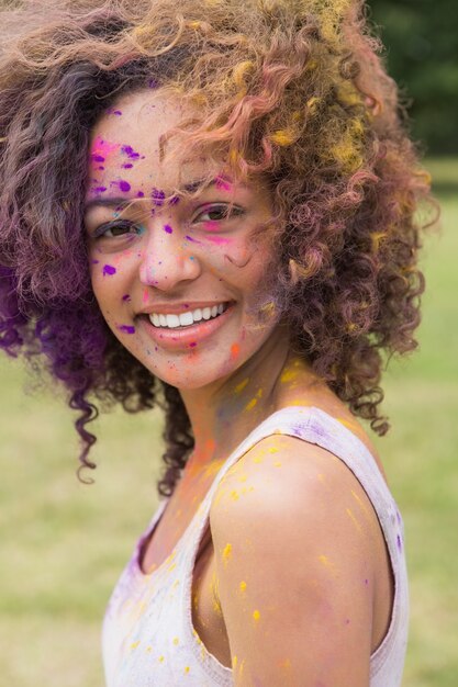 Foto jovem se diverte com tinta em pó