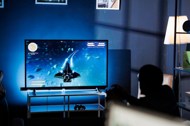 Jovem se divertindo com videogames na televisão
