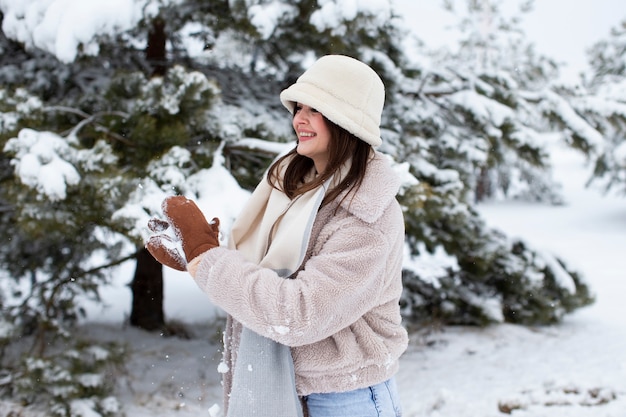 Jovem se divertindo na neve