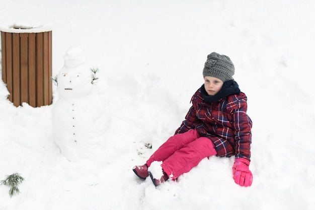 Foto jovem se divertindo na neve