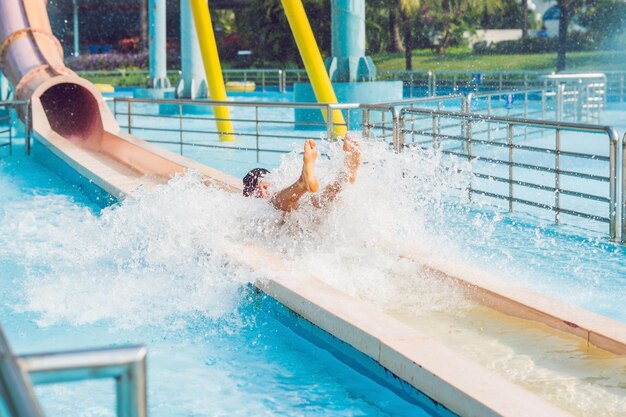 Jovem se divertindo no parque aquático