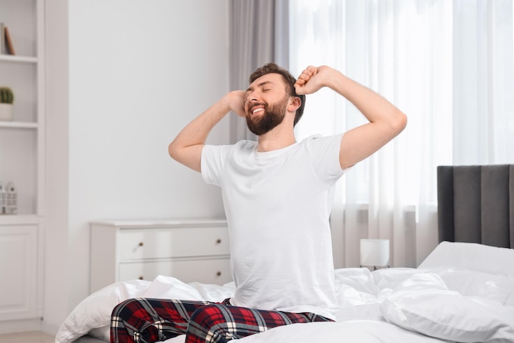 Foto jovem se estendendo na cama pela manhã