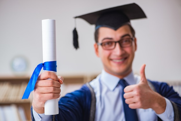 Jovem se formar na universidade