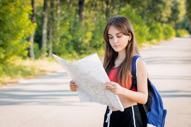 Jovem se perdeu no campo enquanto viaja sozinha e tenta encontrar uma direção usando o mapa em papel