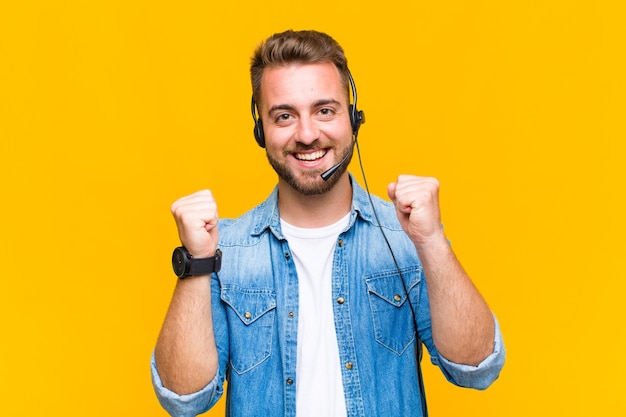 Jovem se sentindo chocado, animado e feliz, rindo e comemorando o sucesso, dizendo uau!