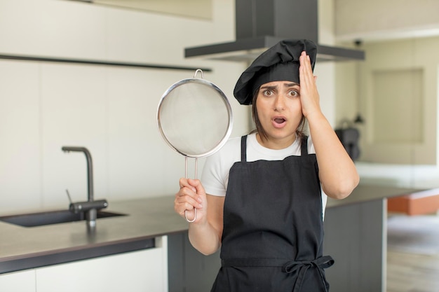 Foto jovem se sentindo extremamente chocada e surpresa com o conceito de chef