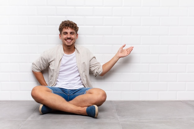 Jovem se sentindo feliz e alegre, sorrindo e dando boas-vindas a você, convidando-o com um gesto amigável