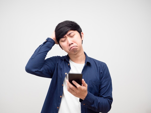 Jovem se sentindo triste segurando o celular na mão. Retrato branco isolado