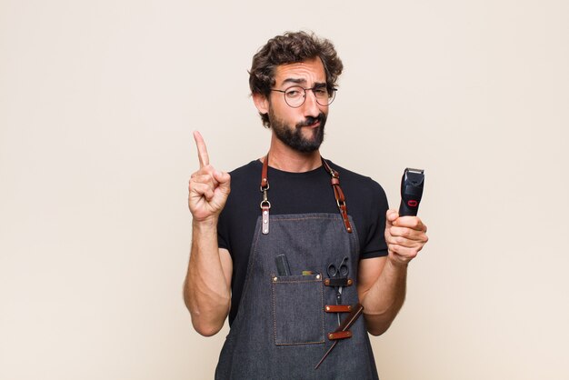 Jovem se sentindo um gênio, segurando o dedo com orgulho no ar depois de realizar uma grande ideia, dizendo eureka