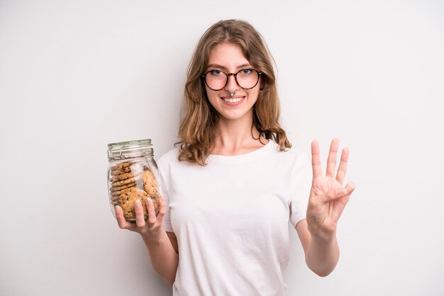 Jovem segurando a garrafa de biscoitos caseiros