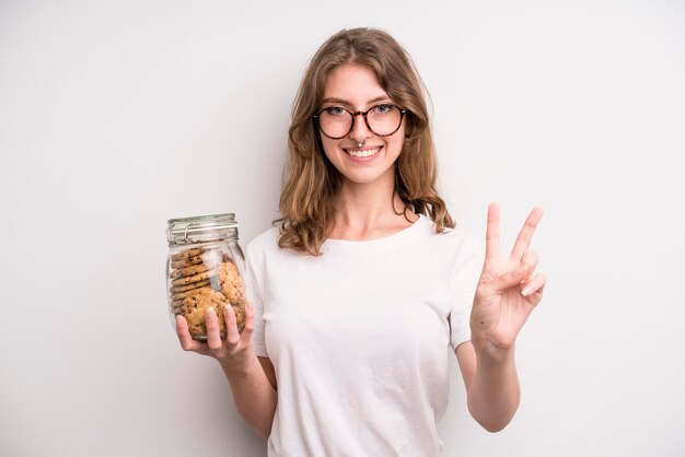 Jovem segurando a garrafa de biscoitos caseiros