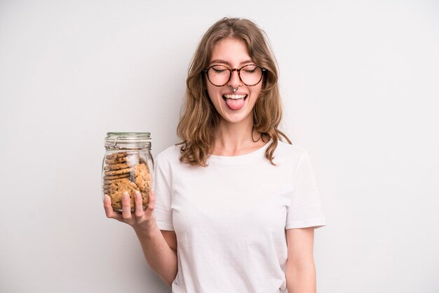 Jovem segurando a garrafa de biscoitos caseiros