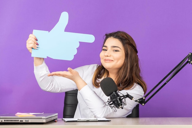 Jovem segurando bolha de ideia em forma de mão e sorrindo Foto de alta qualidade