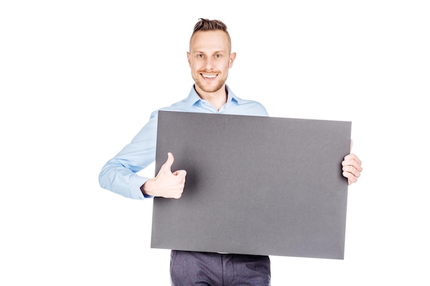 Jovem segurando o painel preto em branco com espaço para texto em fundo branco