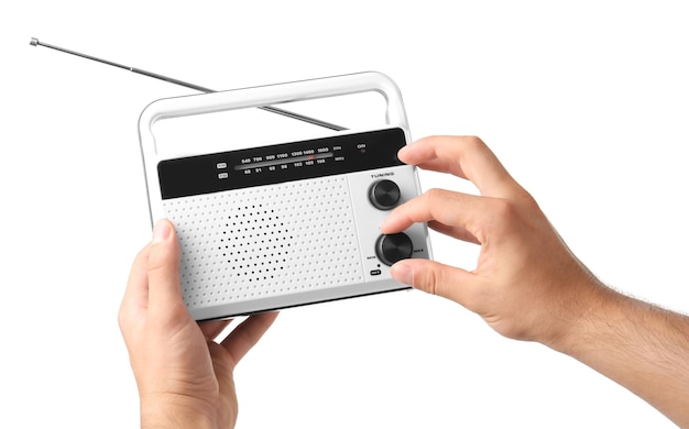 Jovem segurando rádio retrô em fundo branco