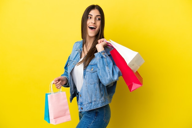 Jovem segurando sacolas de compras