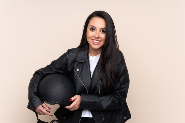 Jovem, segurando um capacete de moto por rir