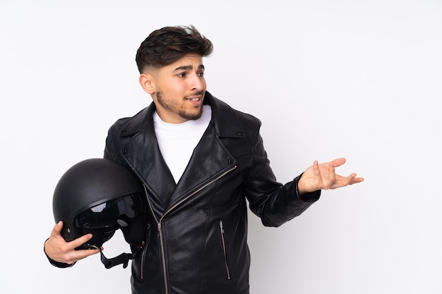 Jovem segurando um capacete de motociclista