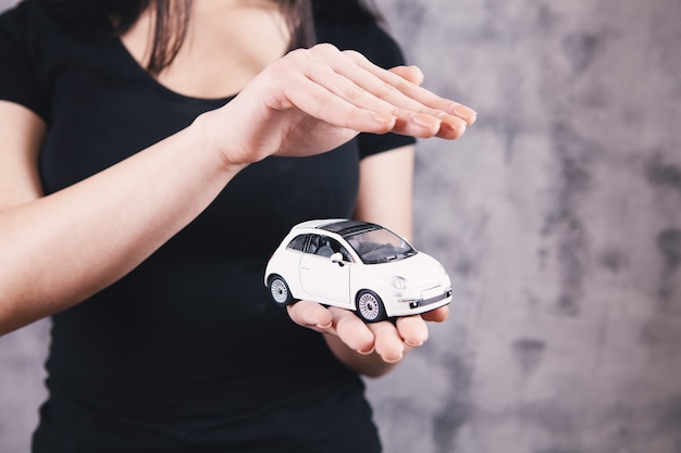 Jovem segurando um carrinho de brinquedo