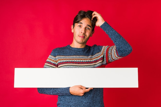 Jovem, segurando um cartaz chocado, ela se lembrou de uma reunião importante.