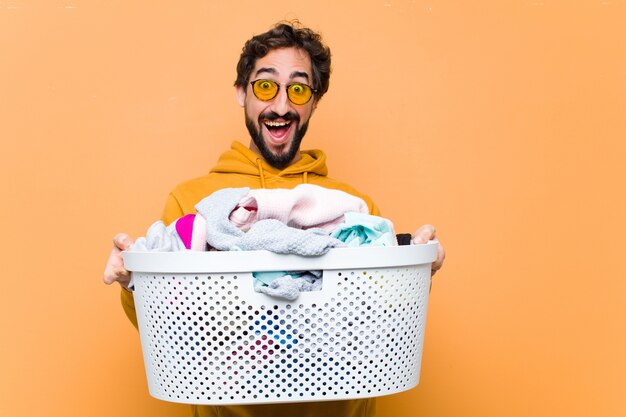 Jovem, segurando um cesto de roupa suja