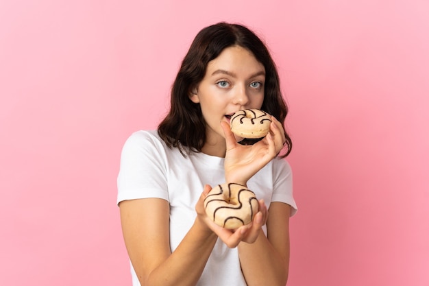 Foto jovem segurando um donut