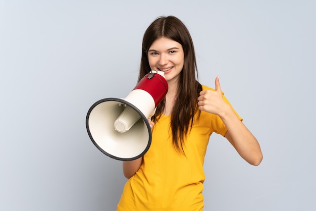 Jovem segurando um megafone com o polegar para cima