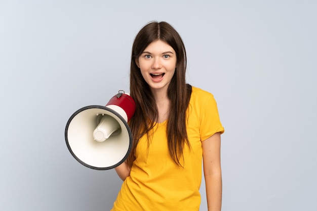 Jovem segurando um megafone e com expressão de surpresa