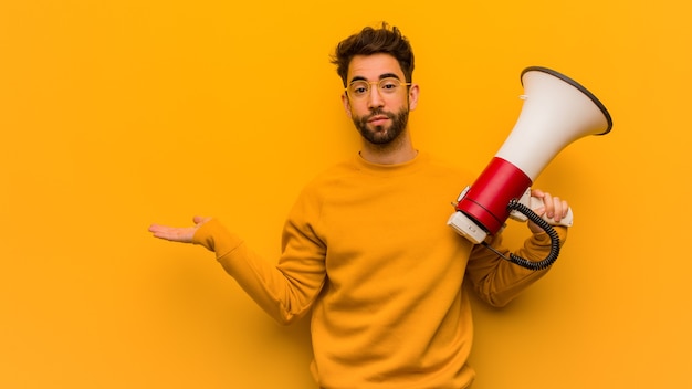 Jovem segurando um megafone segurando algo com a mão