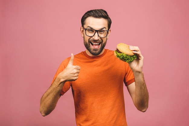 Jovem, segurando um pedaço de hambúrguer