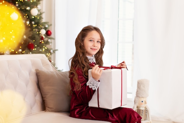 Jovem segurando um presente de Natal