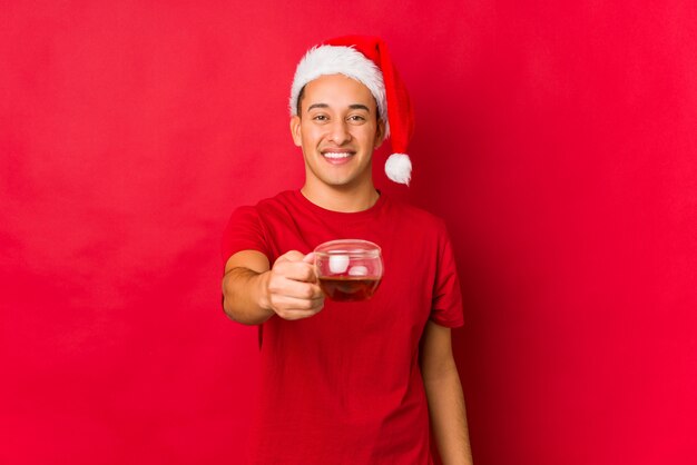 Foto jovem, segurando um presente no dia de natal