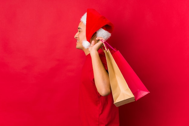 Jovem, segurando um presente no dia de natal